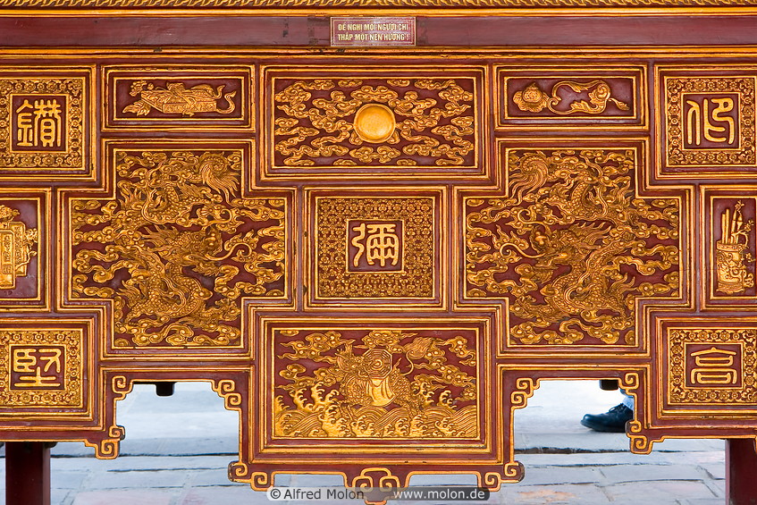 09 Red and golden roof decorations