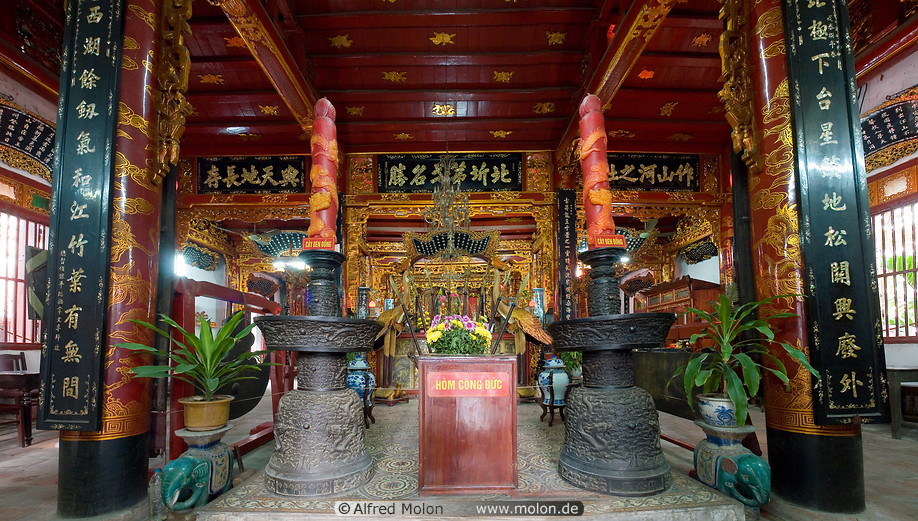 10 Temple interior