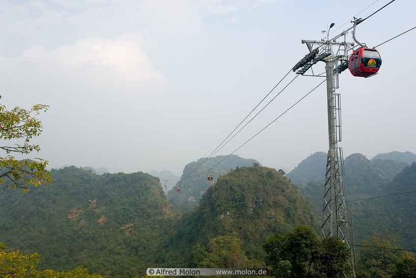 02 Huong Tich mountains cable car