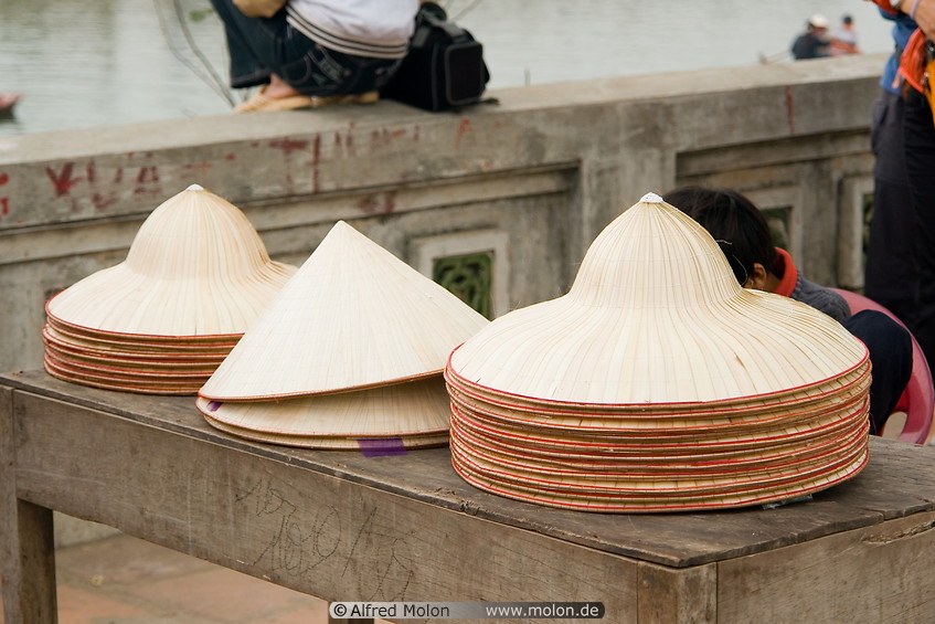 05 Conical hats