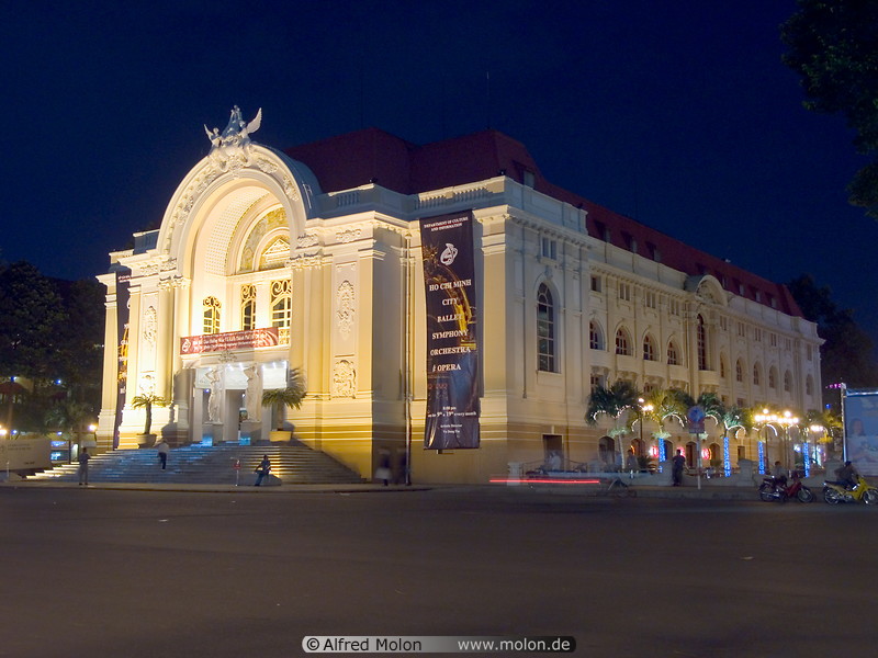 06 Opera house at night