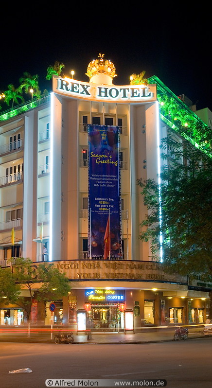 13 Hotel Rex at night