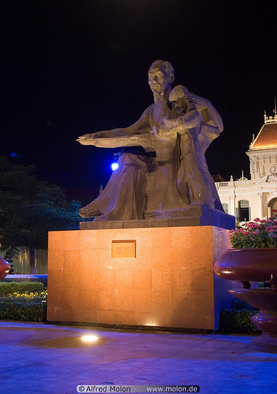 14 Statue of Bac Ho at night