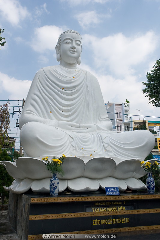 07 White Buddha statue in Giac Lam pagoda