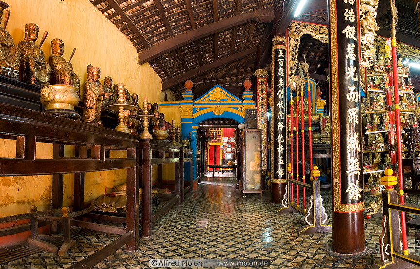 16 Giac Vien pagoda interior