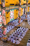 04 Worshippers in Cao Dai Great Temple